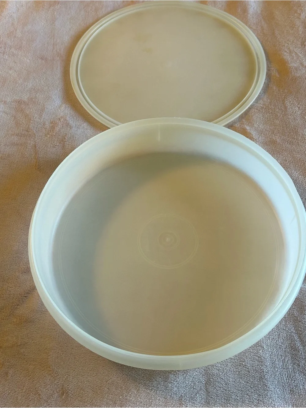 Tupperware vintage round pie cupcake cookie keeper carrier w/ snap lid USA made